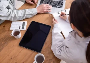 工程にかかるコストを計算している様子